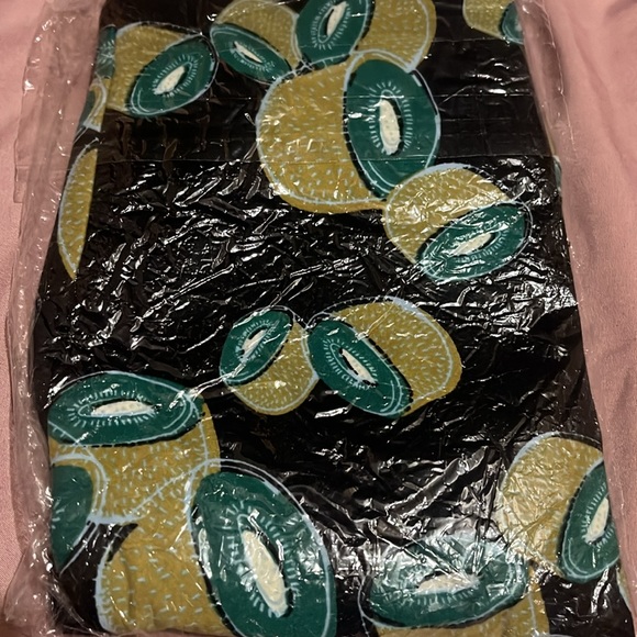 LulaRoe One Size Kiwi Legging - Picture 3 of 3